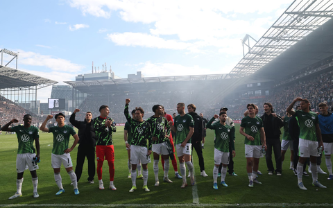 Erleichterung: Der VfL Wolfsburg ist in der Relegation. - Foto: Christian Charisius/dpa