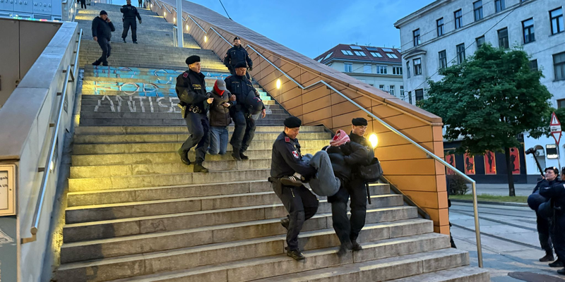 Eine kleine Gruppe von Aktivisten sorgte für einen größeren Polizeieinsatz. - Foto: Britta Schultejans/dpa