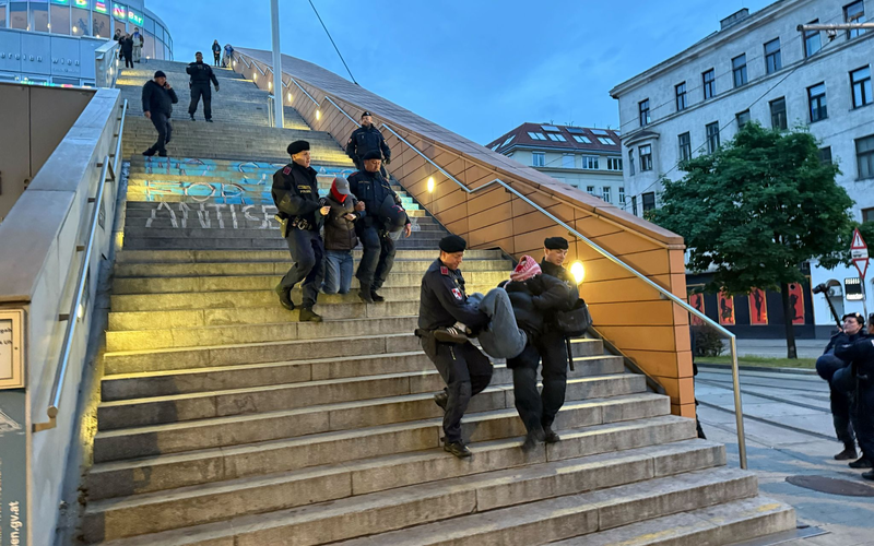 Eine kleine Gruppe von Aktivisten sorgte für einen größeren Polizeieinsatz. - Foto: Britta Schultejans/dpa