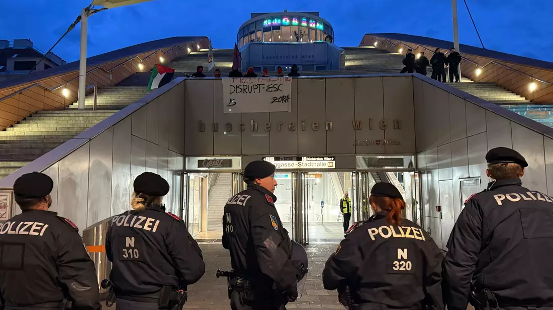 Protest in der Nähe der ESC-Halle. - Bild: Britta Schultejans/dpa