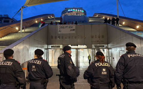 Protest in der Nähe der ESC-Halle. - Foto: Britta Schultejans/dpa