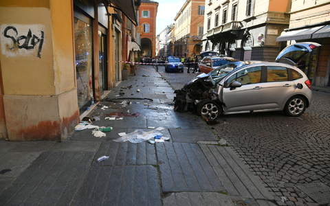 Im norditalienischen Modena fuhr ein Auto in eine Menschenmenge.  - Foto: Uncredited/LaPresse/AP/dpa