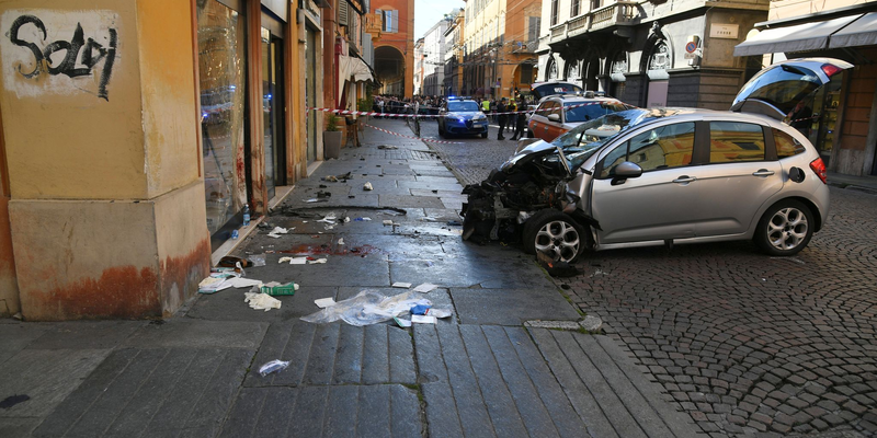 Im norditalienischen Modena fuhr ein Auto in eine Menschenmenge.  - Foto: Uncredited/LaPresse/AP/dpa