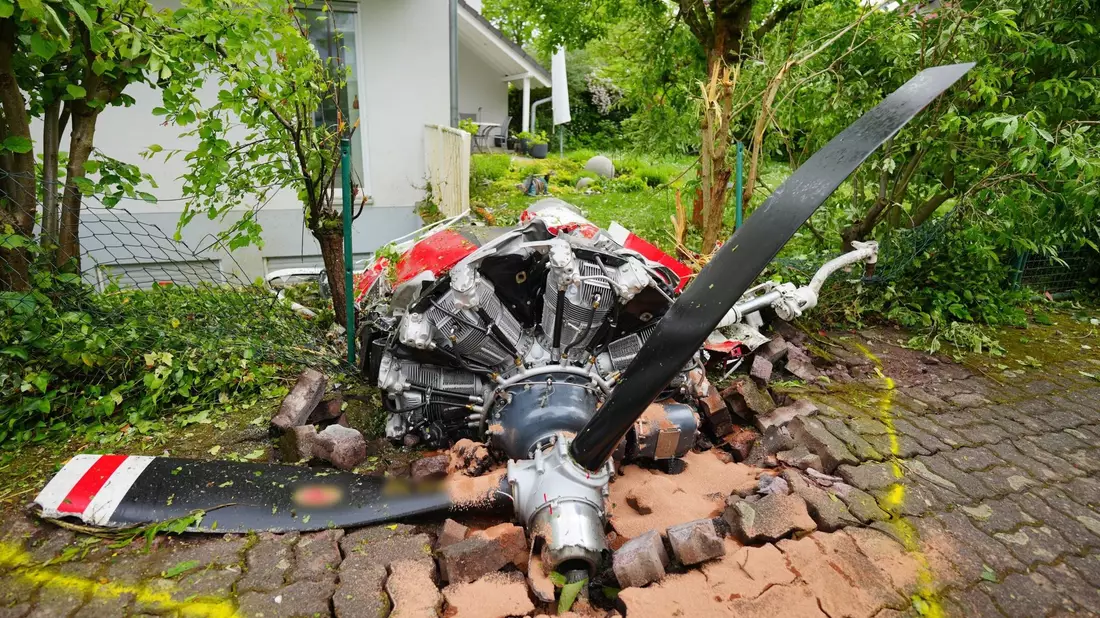 Ein Propeller der Maschine liegt vor einem Wohnhaus. - Bild: Enrique Kaczor/onw-images/dpa