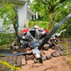 Ein Propeller der Maschine liegt vor einem Wohnhaus. - Foto: Enrique Kaczor/onw-images/dpa