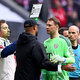 Manuel Neuer (grünes Trikot) wird im letzten Bundesliga-Spiel dieser Saison ausgewechselt.  - Foto: Tom Weller/dpa