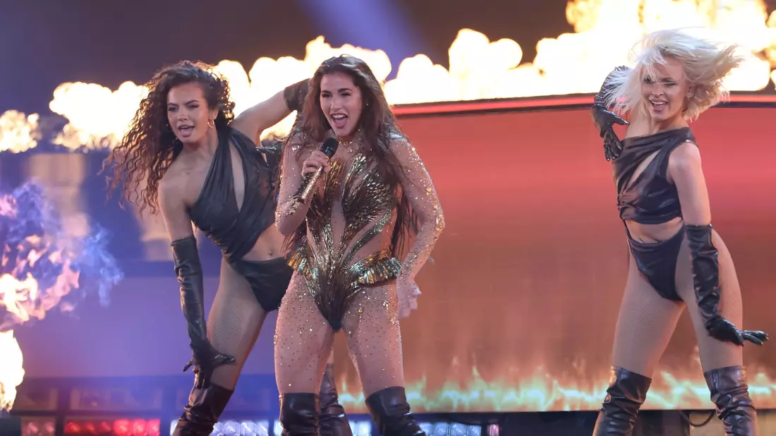 Sarah Engels beim ESC: Eine aufwendige Choreographie mit sehr viel Pyrotechnik.  - Bild: Jens Büttner/dpa