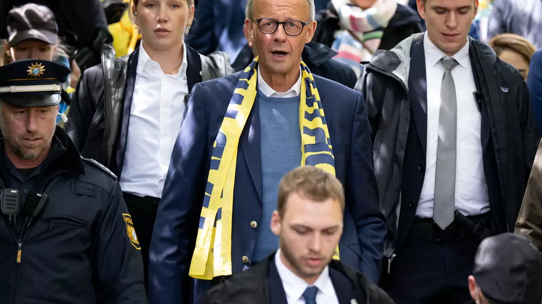 Merz wagte sich in Würzburg auch unters Volk. - Bild: Sven Hoppe/dpa