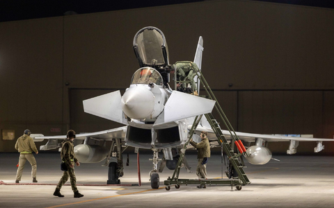 Britische Kampfjets vom Typ Typhoon beteiligen sich in den Golfstaaten an der Luftabwehr. (Archivbild) - Foto: Sgt Lee Goddard/Mod Crown Copyri/PA Media/dpa
