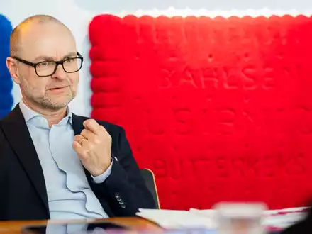 Bahlsen-Chef Alexander Kühnen sieht viele AfD-Positionen als unvereinbar mit den Unternehmenswerten. - Foto: Michael Matthey/dpa