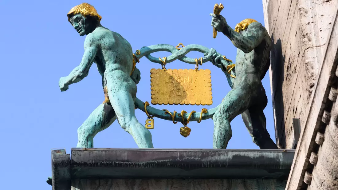 Im wahrsten Sinne des Wortes ein Aushängeschild: der Leibniz-Keks am Bahlsen-Stammhaus in Hannover. (Archivbild) - Bild: Julian Stratenschulte/dpa