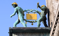 Im wahrsten Sinne des Wortes ein Aushängeschild: der Leibniz-Keks am Bahlsen-Stammhaus in Hannover. (Archivbild) - Foto: Julian Stratenschulte/dpa