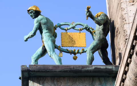 Im wahrsten Sinne des Wortes ein Aushängeschild: der Leibniz-Keks am Bahlsen-Stammhaus in Hannover. (Archivbild) - Foto: Julian Stratenschulte/dpa