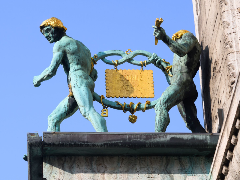 Im wahrsten Sinne des Wortes ein Aushängeschild: der Leibniz-Keks am Bahlsen-Stammhaus in Hannover. (Archivbild) - Foto: Julian Stratenschulte/dpa