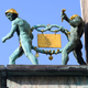 Im wahrsten Sinne des Wortes ein Aushängeschild: der Leibniz-Keks am Bahlsen-Stammhaus in Hannover. (Archivbild) - Foto: Julian Stratenschulte/dpa