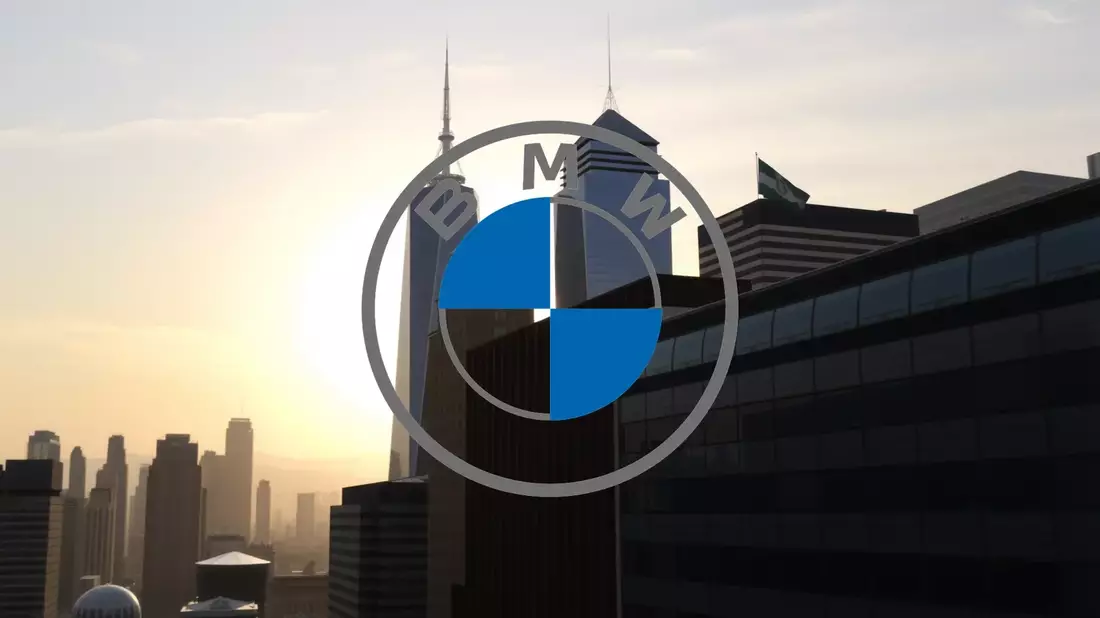 BMW’s Electric SUV Outshines as Shares Slump: iX3 Orders Top 50,000 While Stock Hits Fresh Lows Illustration mit AI erstellt übermittelt durch boerse-global.de