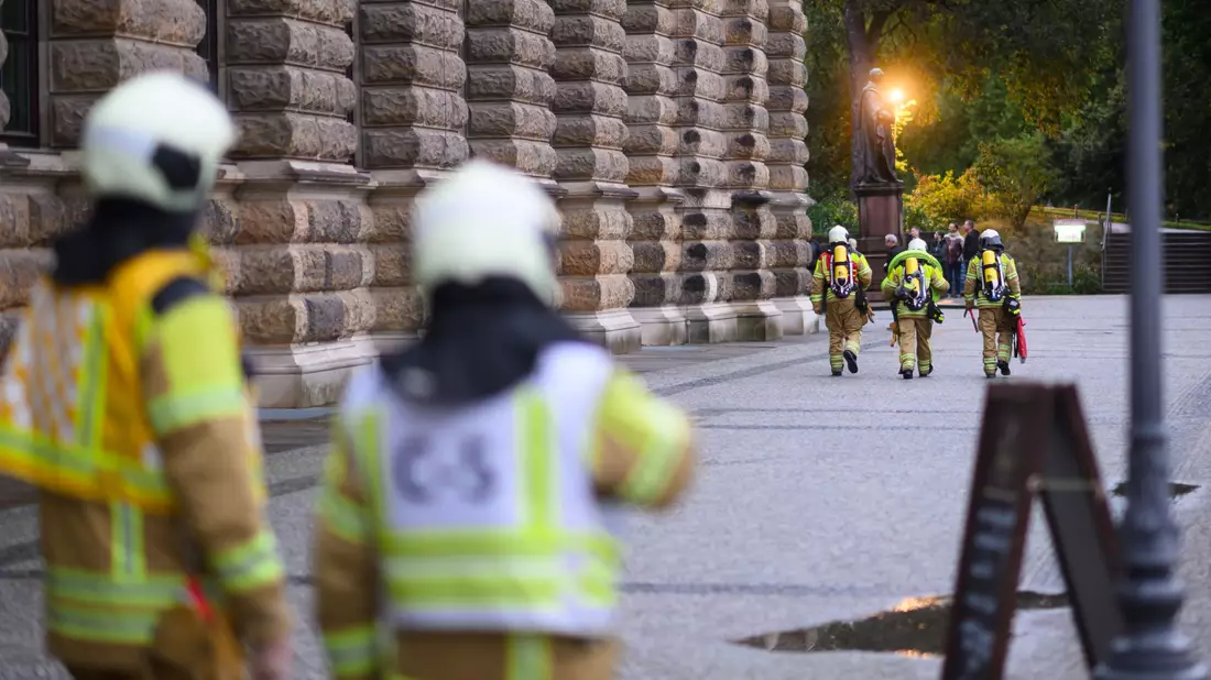Nicht selten stellt sich vor Ort heraus, dass es nicht brennt. (Archivbild) - Bild: Robert Michael/dpa