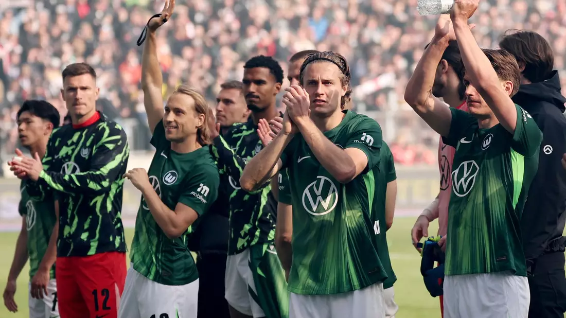 Noch eine Chance erspielt: Die Spieler des VfL Wolfsburg. - Bild: Christian Charisius/dpa
