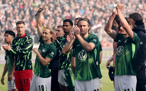 Noch eine Chance erspielt: Die Spieler des VfL Wolfsburg. - Foto: Christian Charisius/dpa