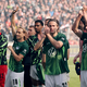 Noch eine Chance erspielt: Die Spieler des VfL Wolfsburg. - Foto: Christian Charisius/dpa