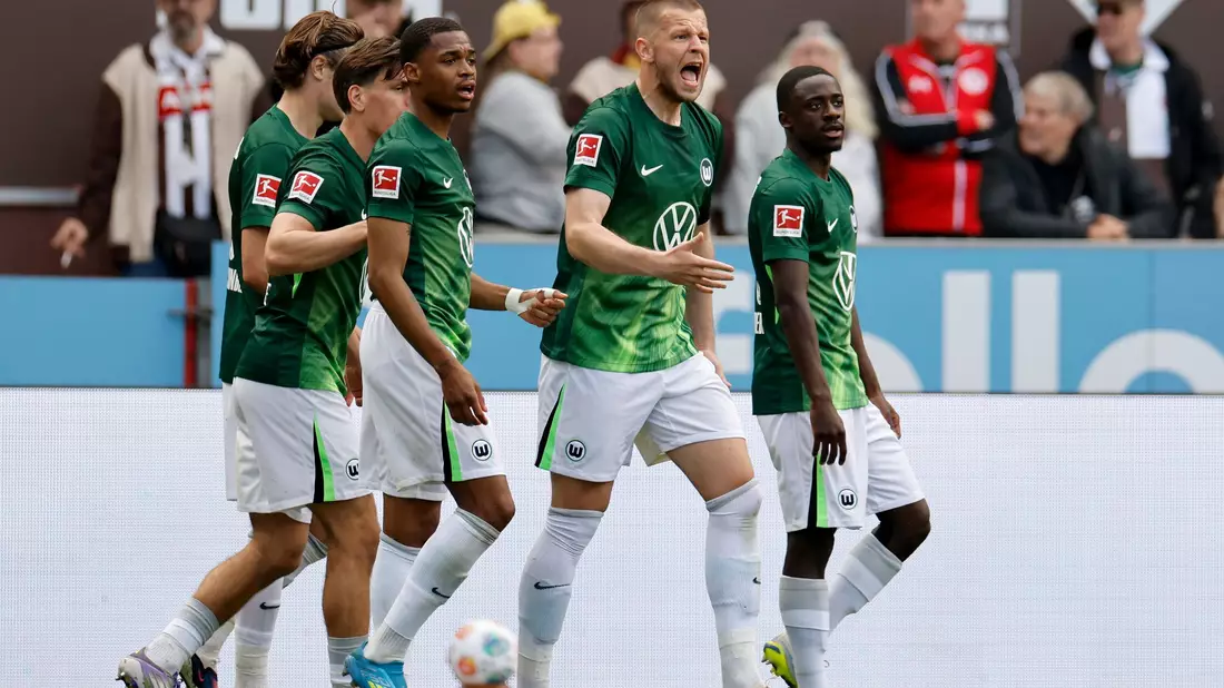 Nur sie durften im Tabellenkeller jubeln: die Spieler des VfL Wolfsburg.  - Bild: Philipp Szyza/dpa