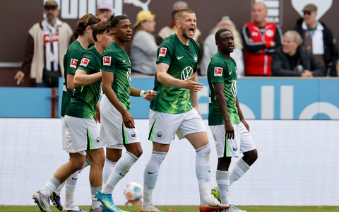 Nur sie durften im Tabellenkeller jubeln: die Spieler des VfL Wolfsburg.  - Foto: Philipp Szyza/dpa
