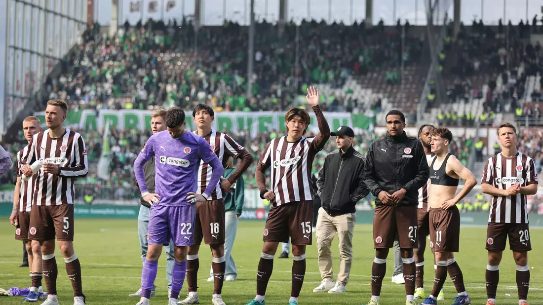 Abschied von der Bundesliga-Bühne: die Spieler des FC St. Pauli.   - Bild: Philipp Szyza/dpa