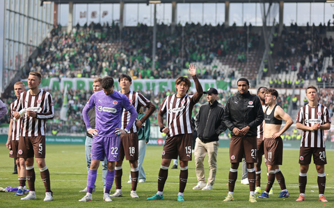 Abschied von der Bundesliga-Bühne: die Spieler des FC St. Pauli.   - Foto: Philipp Szyza/dpa