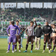 Abschied von der Bundesliga-Bühne: die Spieler des FC St. Pauli.   - Foto: Philipp Szyza/dpa