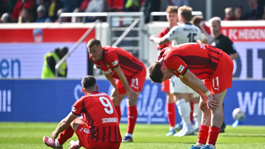 Am Boden: Heidenheim steigt ab. - Bild: Jan-Philipp Strobel/dpa