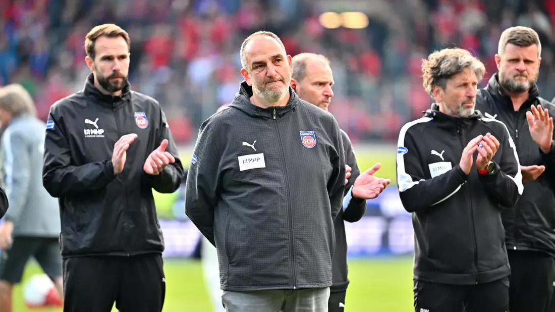 Frank Schmidt wird seinen Vertrag erfüllen - trotz des Abstiegs. - Bild: Jan-Philipp Strobel/dpa