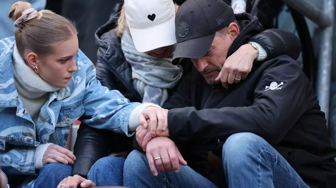 Trost bei der Familie: St. Paulis Trainer Alexander Blessin.  - Bild: Christian Charisius/dpa