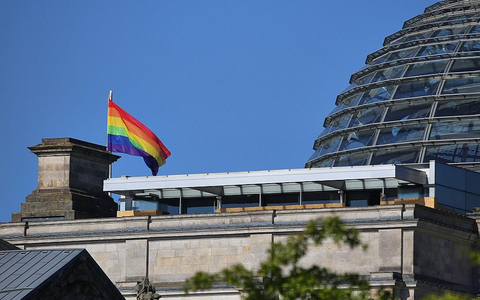 Regenbogenflaggen am Reichstag - Foto: via dts Nachrichtenagentur