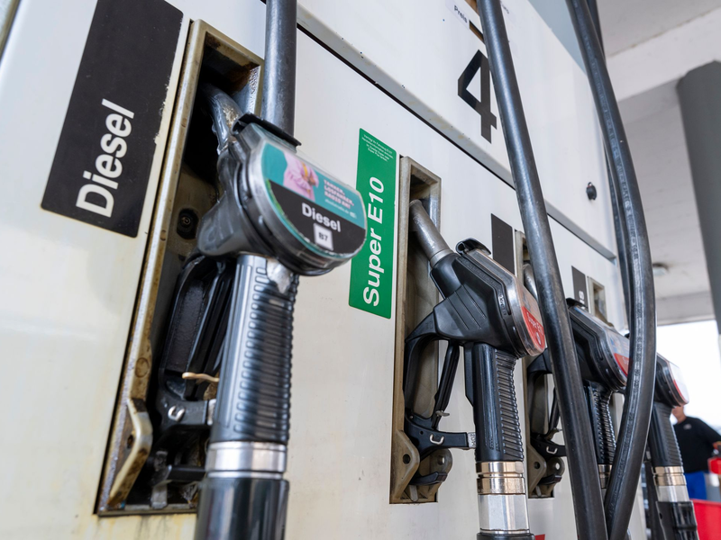 Kurz nach Beginn des Iran-Kriegs hatte der Dieselpreis den für E10 überholt. Nun ist wieder E10 teurer. (Archivbild) - Foto: Peter Kneffel/dpa
