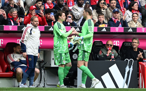 Gegen Köln musste Manuel Neuer (r) angeschlagen raus. Jonas Urbig ging für ihn ins Tor. Wie steht es um die Wade? - Foto: Sven Hoppe/dpa