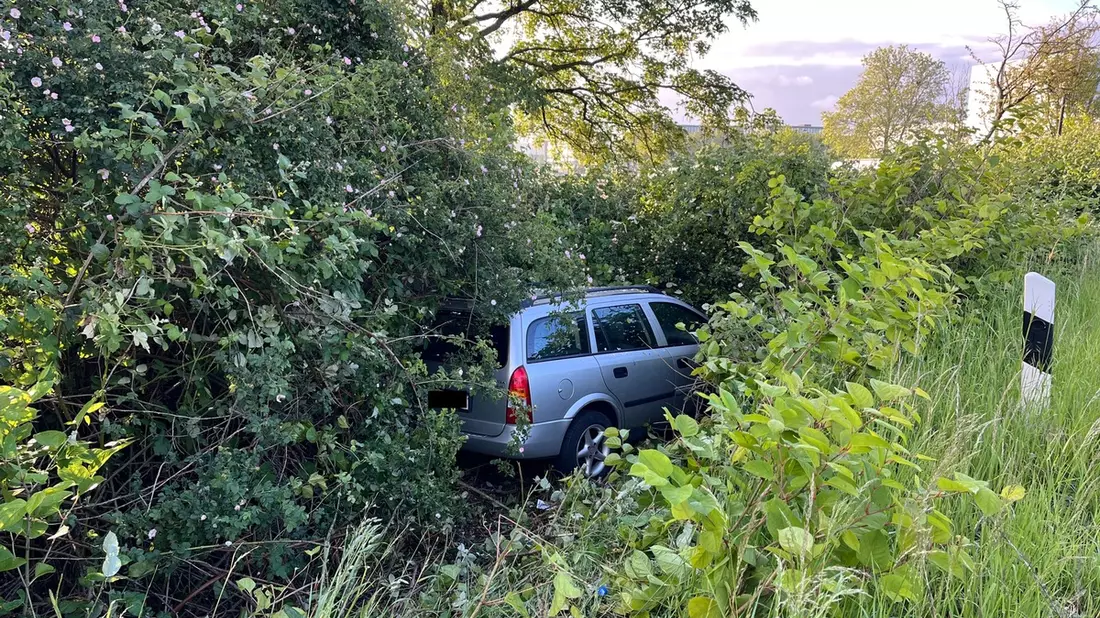 POL-D: Mörsenbroich - A 52 Richtung Essen - 42-Jähriger versucht vor Verkehrskontrolle zu flüchten - Festnahme - Alkoholtest positiv - keine Fahrerlaubnis - Kennzeichen gestohlen -Auto nicht zugelassen - Bild: presseportal.de