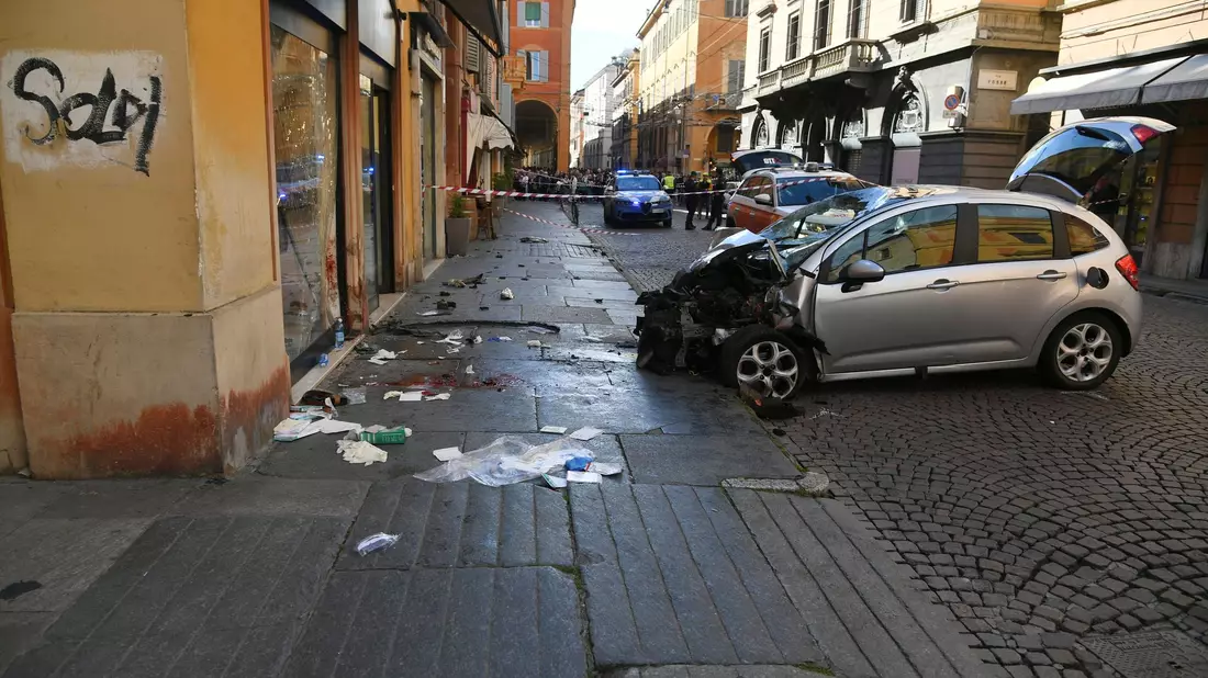 Vier Menschen sind nach dem Vorfall schwer verletzt. - Bild: Uncredited/LaPresse/AP/dpa