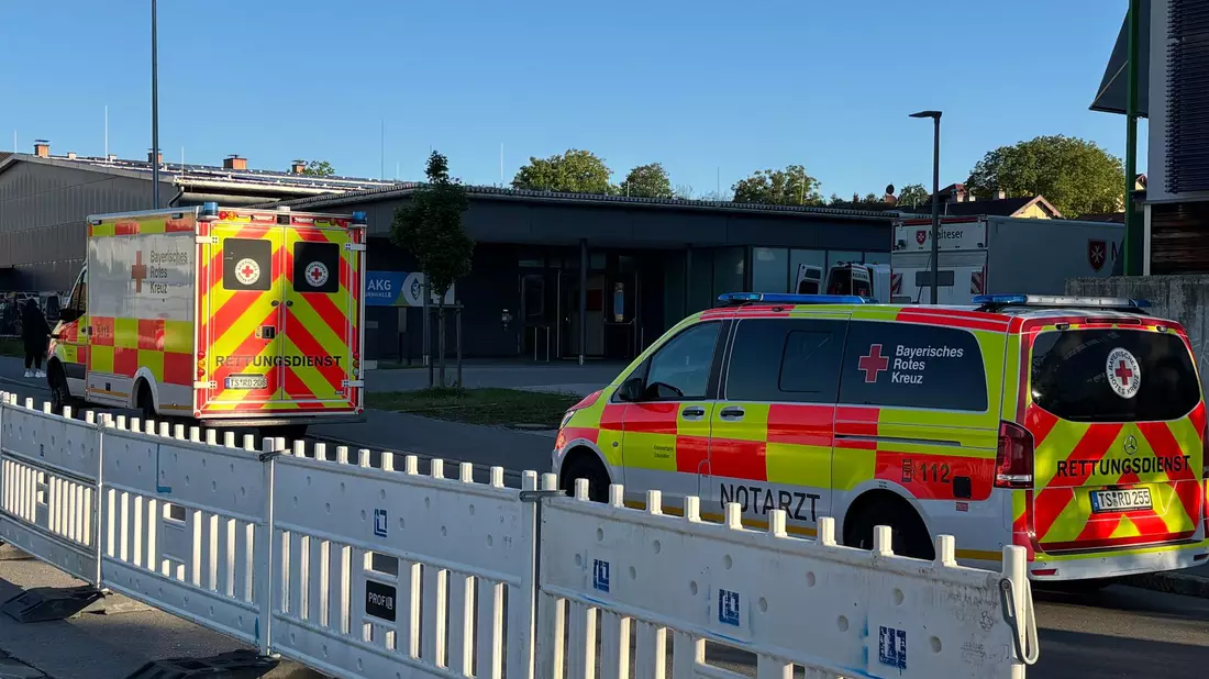 Einsatzfahrzeuge des BRK am Bahnhof von Traunstein. - Bild: --/Bayerisches Rotes Kreuz/dpa