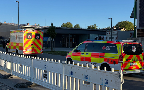 Einsatzfahrzeuge des BRK am Bahnhof von Traunstein. - Foto: --/Bayerisches Rotes Kreuz/dpa