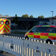 Einsatzfahrzeuge des BRK am Bahnhof von Traunstein. - Foto: --/Bayerisches Rotes Kreuz/dpa