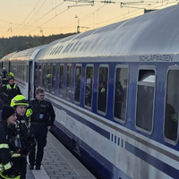 Feuerwehr und Rettungskräfte des Bayerischen Roten Kreuzes und der Malteser evakuieren wegen einer überhitzten Bremse 250 Fahrgäste aus einem kroatischen Nachtzug. (Handout) - Foto: Bayerisches Rotes Kreuz/dpa