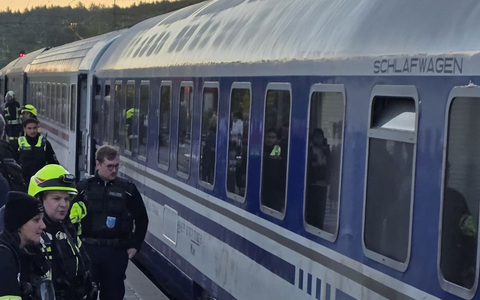 Feuerwehr und Rettungskräfte des Bayerischen Roten Kreuzes und der Malteser evakuieren wegen einer überhitzten Bremse 250 Fahrgäste aus einem kroatischen Nachtzug. (Handout) - Foto: Bayerisches Rotes Kreuz/dpa
