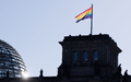 Bundestagspräsidentin Klöckner lässt die Fahne nur noch am Internationalen Tag gegen Homophobie hissen.  - Foto: Carsten Koall/dpa