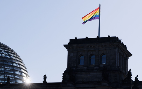 Bundestagspräsidentin Klöckner lässt die Fahne nur noch am Internationalen Tag gegen Homophobie hissen.  - Foto: Carsten Koall/dpa