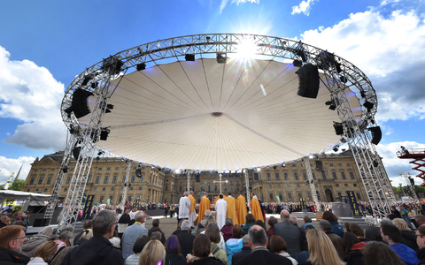 Zum Abschlussgottesdienst schien die Sonne. - Foto: Karl-Josef Hildenbrand/dpa