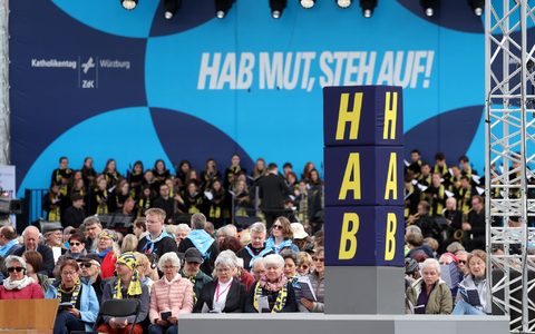 Das Motto des Katholikentags ist auf einer Bühne zu sehen.  - Foto: Karl-Josef Hildenbrand/dpa