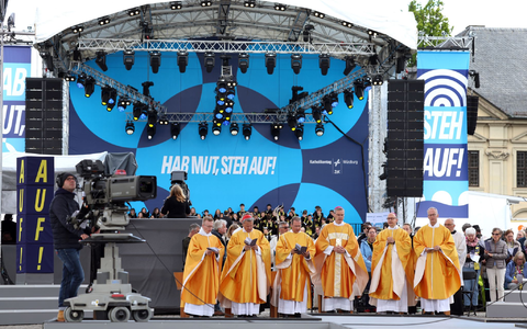 Der Gottesdienst wurde auf einer großen Bühne gefeiert. - Foto: Karl-Josef Hildenbrand/dpa