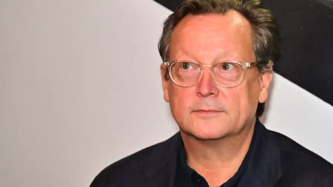 Schauspieler Matthias Brandt kürt Paulina Alpen zur Gewinnerin des Alfred-Kerr-Darstellerpreises. (Archivbild) - Bild: Sebastian Christoph Gollnow/dpa