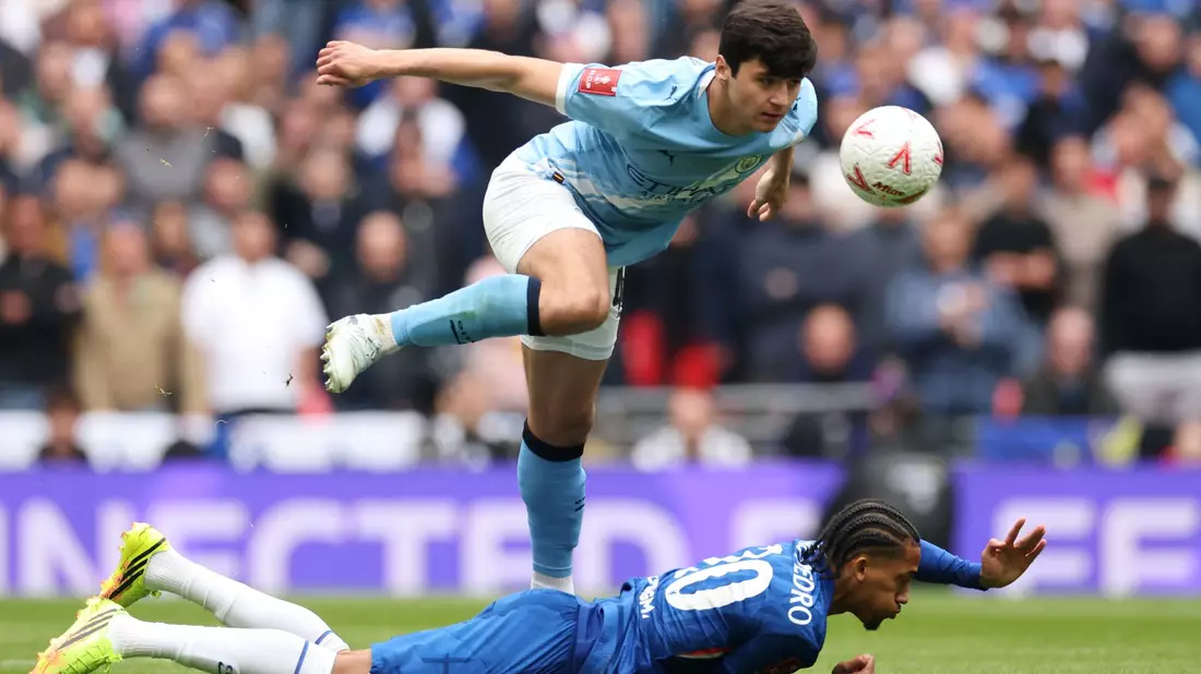 Manchester Citys Abdukodir Khusanov (oben) und Chelseas Joao Pedro kämpfen um den Ball. - Bild: Richard Pelham/AP/dpa
