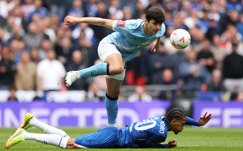 Manchester Citys Abdukodir Khusanov (oben) und Chelseas Joao Pedro kämpfen um den Ball. - Foto: Richard Pelham/AP/dpa